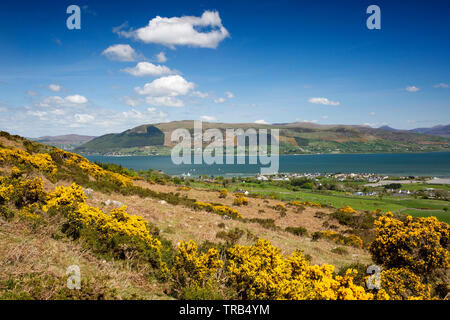 Irlanda, Co Louth, penisola di Cooley, Rooskey, vista in elevazione attraverso Carlingford Lough a Mourne Mountains Foto Stock