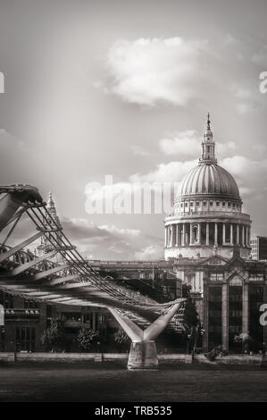 Londra arte Orizzontale per stampare dal Millennium Bridge a San Paolo Chatedral Foto Stock