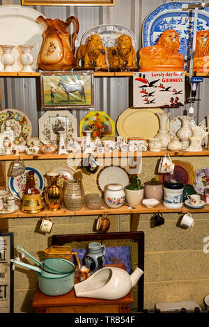 Irlanda, Co Louth, Carlingford, la Piazza del Mercato, centro di antiquariato, scaffali pieni di vecchi oggetti da collezionismo sul display Foto Stock