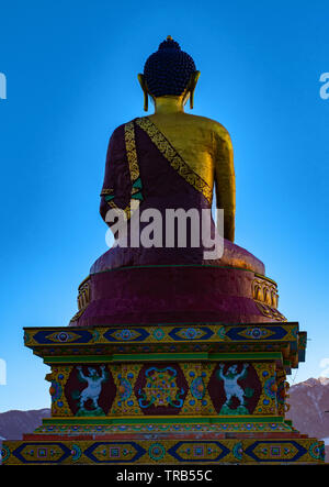 La statua di Buddha situato a Tawang in India Foto Stock