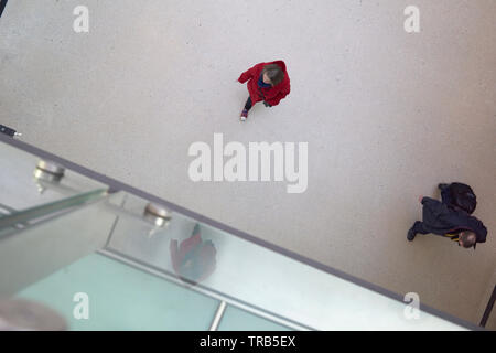 Scatto dall'alto di una folla di gente che passando da sotto dentro la stazione centrale di Amsterdam Foto Stock