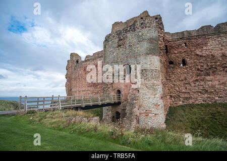 Il castello di Tantallon, un semi-rovinato metà del XIV secolo, fortezza vicino a North Berwick, in East Lothian, Scozia Foto Stock
