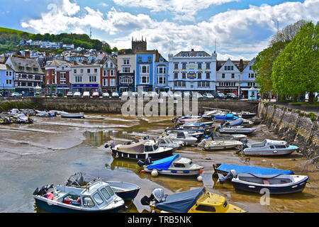 Un bel mix di motivi decorativi vecchi edifici che si affacciano sul porto interno di Dartmouth a bassa marea in una giornata di sole con cielo blu e nuvole bianche. Foto Stock