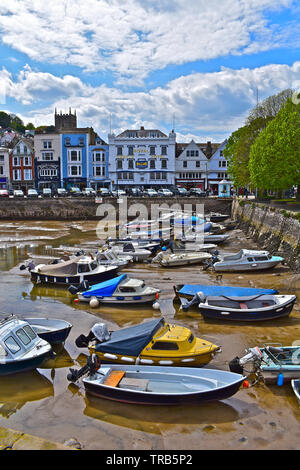 Un bel mix di motivi decorativi vecchi edifici che si affacciano sul porto interno di Dartmouth a bassa marea in una giornata di sole con cielo blu e nuvole bianche. Foto Stock