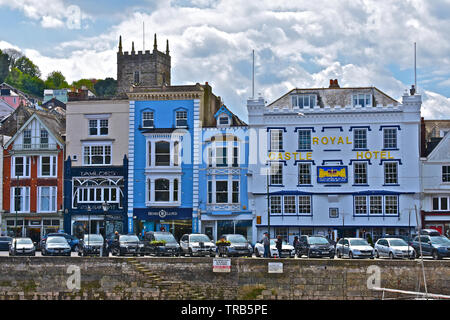 Un bel mix di decorazione di vecchi edifici dal porto interno di Dartmouth a bassa marea in una giornata di sole con cielo blu e nuvole bianche.Royal Castle Hotel. Foto Stock