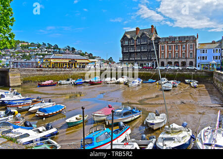 Un bel mix di motivi decorativi vecchi edifici che si affacciano sul porto interno di Dartmouth a bassa marea in una giornata di sole con cielo blu e nuvole bianche. Foto Stock