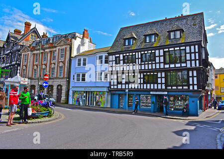 Un bel mix di motivi decorativi vecchi edifici che si affacciano sul porto interno di Dartmouth a bassa marea in una giornata di sole con cielo blu e nuvole bianche. Persone . Foto Stock