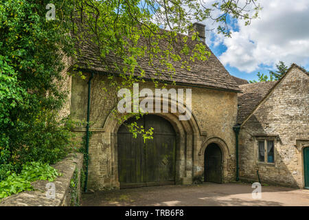 Il XII secolo Casa di gate è il solo edificio superstite della grande Abbazia Agostiniana di Santa Maria nel cuore del, Cirencester Gloucestershire. Foto Stock