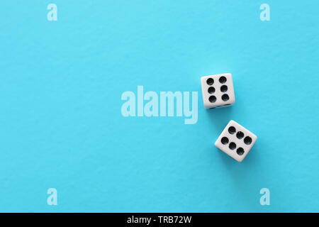 Dadi di rotolamento su sfondo blu. Casino Gambling concept Foto Stock