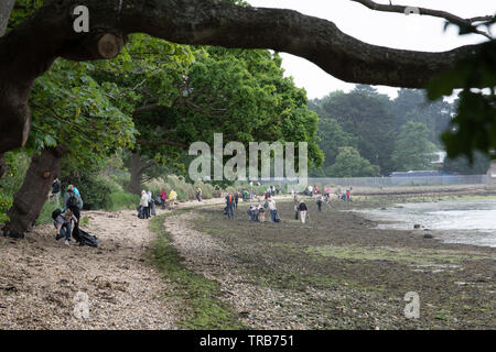 Warsash, Hampshire, Inghilterra - 2 Giugno 2019: Ingombro Sud Go Green per la spiaggia locale pulito Foto Stock