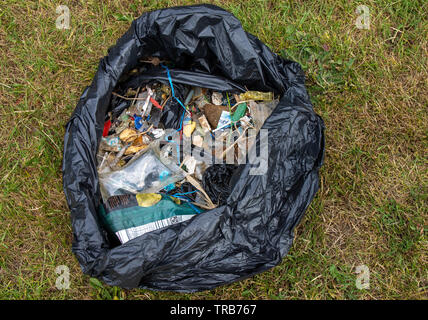 Warsash, Hampshire, Inghilterra - 2 Giugno 2019: Ingombro Sud Go Green per la spiaggia locale pulito Foto Stock