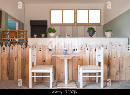 Tavolo con sedia decor in legno vintage camera interna Foto Stock