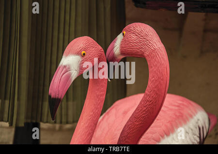 Close-up di colorati fenicotteri giardino statue in Weesp. Piacevole e tranquillo villaggio pieno di canali e il verde nei pressi di Amsterdam. Nord dei Paesi Bassi. Foto Stock