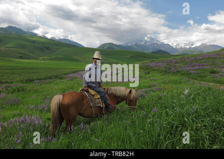 Un vecchio uomo del Kirghizistan nella prateria del nord del Kirghizistan. Foto Stock