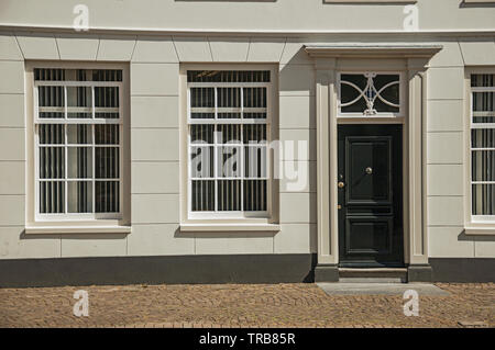 Finestre e porte in legno di grigio elegante facciata di edificio sulla giornata di sole a Weesp. Piacevole villaggio pieno di canali e verde in Paesi Bassi. Foto Stock