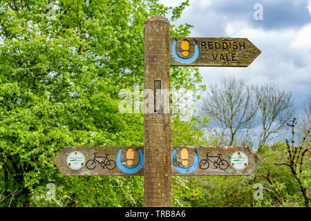 Inglese tradizionale con legno sentiero pubblico/bridleway/cycleway sign in campagna al rossastro Vale, Stockport, Cheshire, Regno Unito. Foto Stock