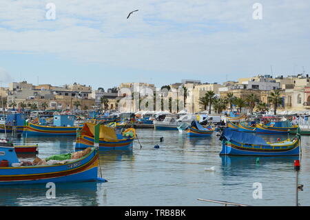 Nazionale di barche da pesca (Luzzu) in Malta Bay, Marsaxlokk, Malta, Europa, inverno Foto Stock