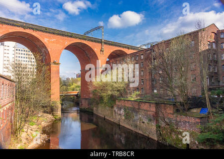 Vista di Stockport viadotto ferroviario sul fiume Mersey, con il nuovo ponte stradale, costruito 2019. visibile attraverso l'arco centrale. Stockport, Cheshire, U Foto Stock