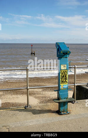 Telescopio sul mare accanto a southwold beach suffolk in Inghilterra Foto Stock