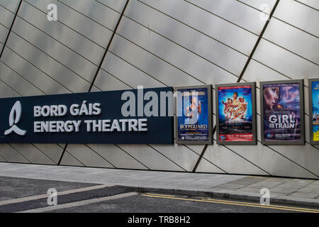 Il Bord Gais Energy Theatre di Dublino, Irlanda, con avvisi sui prossimi eventi. Foto Stock