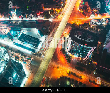 Città rush in vivaci strade di Hanoi, Vietnam Foto Stock