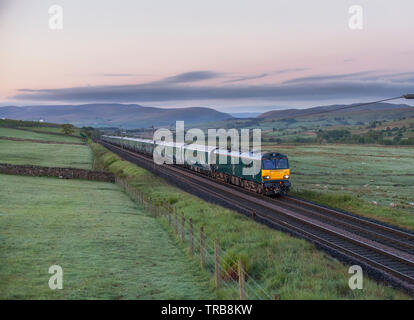 2350 London Euston - Glasgow & Edinburgh pianura Serco Caledonian sleeper sul treno della linea principale della costa occidentale in Cumbria inizio a metà mattinata estiva Foto Stock