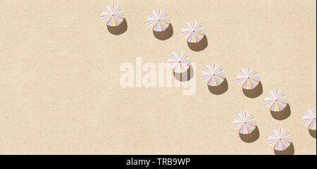 Ombrelloni su sfondo sabbia dal di sopra Foto Stock