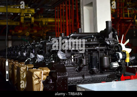 Nuovi Motori per camion e trattori su una fabbrica industriale linea di assemblaggio, sfondo, tessitura Foto Stock