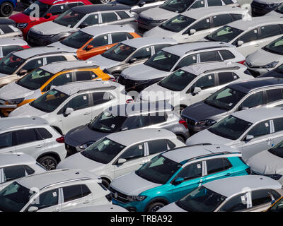 Barcellona, Spagna - 9 Maggio 2019: nuove auto parcheggio, vista aerea, giornata di sole Foto Stock