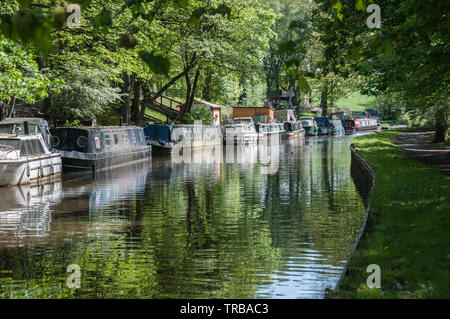 Una vista di Leeds a Liverpool canal nella periferia di Chorley, Lancashire, Regno Unito Foto Stock