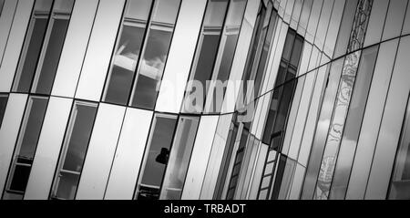 HELSINGBORG, Svezia - 28 Maggio 2019: un bianco e nero fine art fotografia di Helsingborg arena uno dei la più recente architettura moderna edifici fou Foto Stock