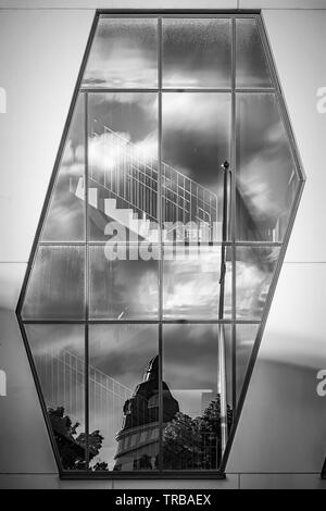 HELSINGBORG, Svezia - 28 Maggio 2019: una in bianco e nero di opere d'arte della fotografia lo stadio Olympia a Helsingborg, uno dei la più recente architettura moderna Foto Stock