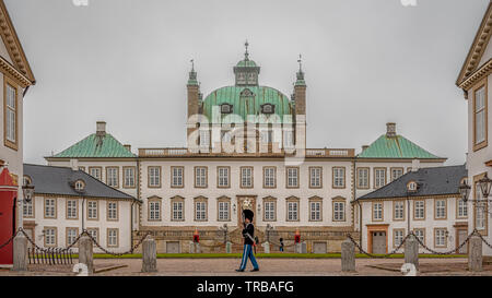 FREDENSBORG, Danimarca - 18 Maggio 2019: Fredensborg Palace è un palazzo situato sulla sponda orientale del Lago Esrum in Fredensborg sull'isola di Zealand Foto Stock