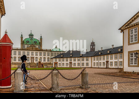 FREDENSBORG, Danimarca - 18 Maggio 2019: Fredensborg Palace è un palazzo situato sulla sponda orientale del Lago Esrum in Fredensborg sull'isola di Zealand Foto Stock