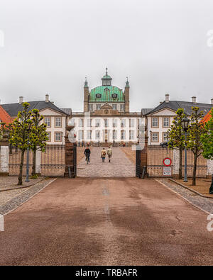 FREDENSBORG, Danimarca - 18 Maggio 2019: Fredensborg Palace è un palazzo situato sulla sponda orientale del Lago Esrum in Fredensborg sull'isola di Zealand Foto Stock