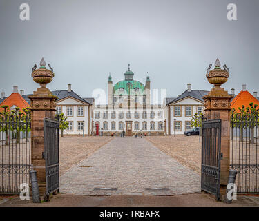 FREDENSBORG, Danimarca - 18 Maggio 2019: Fredensborg Palace è un palazzo situato sulla sponda orientale del Lago Esrum in Fredensborg sull'isola di Zealand Foto Stock