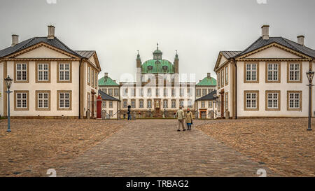 FREDENSBORG, Danimarca - 18 Maggio 2019: Fredensborg Palace è un palazzo situato sulla sponda orientale del Lago Esrum in Fredensborg sull'isola di Zealand Foto Stock