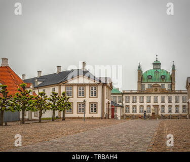 Fredensborg Palace è un palazzo situato sulla sponda orientale del Lago Esrum in Fredensborg sull'isola di Zealand in Danimarca. Foto Stock