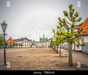 Fredensborg Palace è un palazzo situato sulla sponda orientale del Lago Esrum in Fredensborg sull'isola di Zealand in Danimarca. Foto Stock