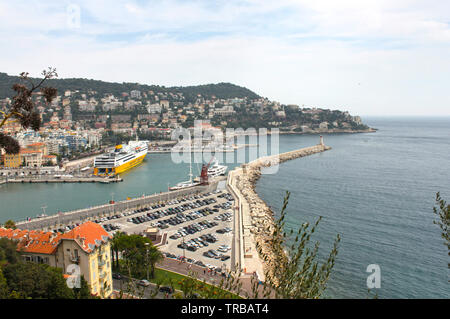 Bellissima vista del porto e il faro di Nizza, Francia. Foto Stock