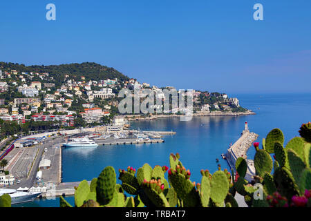 Bellissima vista del porto e il faro di Nizza, Francia. Foto Stock