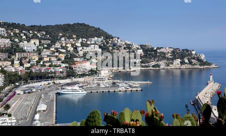Bellissima vista del porto e il faro di Nizza, Francia. Foto Stock