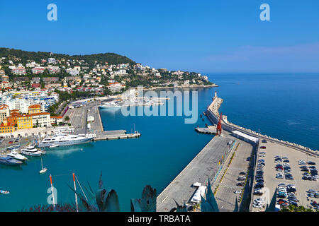 Bellissima vista del porto e il faro di Nizza, Francia. Foto Stock
