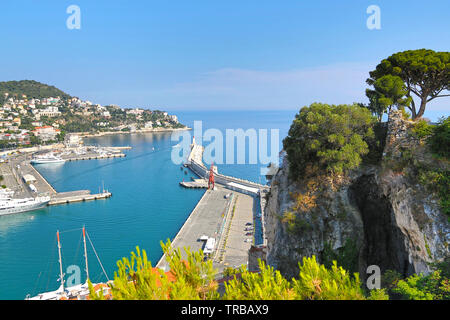 Bellissima vista del porto e il faro di Nizza, Francia. Foto Stock