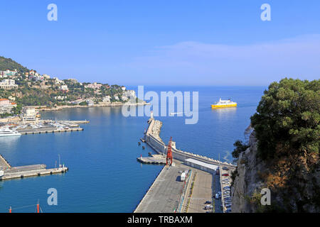 Bellissima vista del porto e il faro di Nizza, Francia. Foto Stock