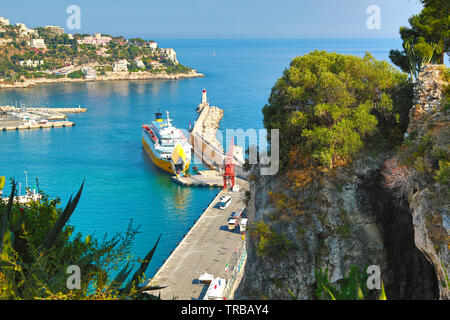 Bellissima vista del porto e il faro di Nizza, Francia. Foto Stock