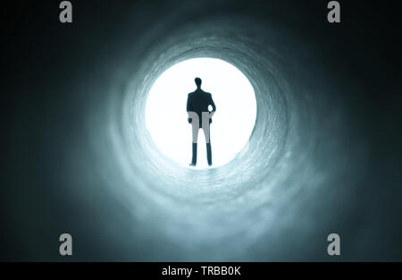 Concetto di immagine di vedere la luce alla fine del tunnel. sci fi o mistero , i toni vintage Foto Stock