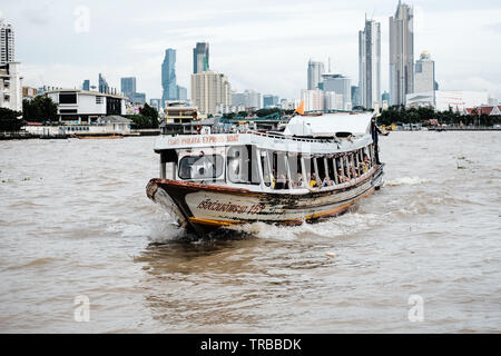 Barca sul fiume Chao Phraya Bangkok Thailandia Foto Stock