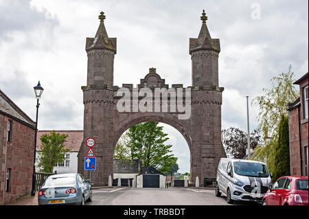 Priorità cartello stradale e la strada si restringe segno nella parte anteriore del passaruota Fettercairn, Aberdeenshire, Scotland, Regno Unito Foto Stock