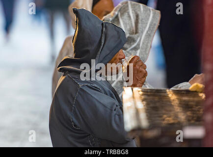 Anziani o berbere marocchine potabile uomo Marocchino tradizionale tè alla menta in Marocco Foto Stock